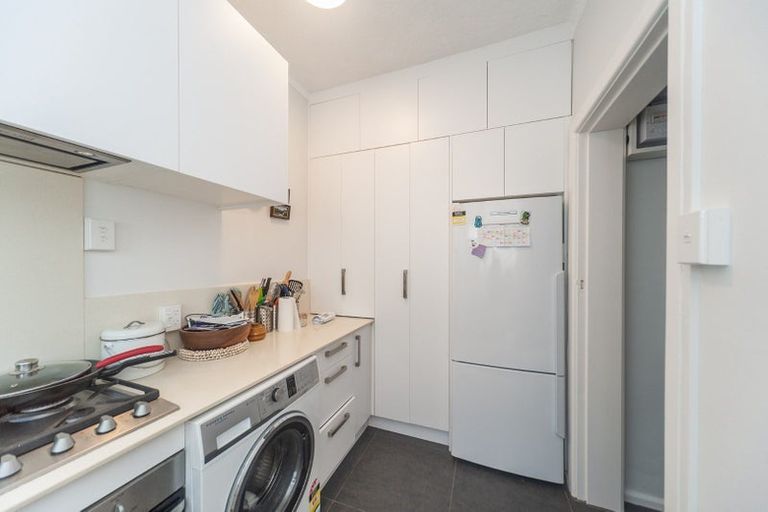 Photo of property in Hamilton Flats, 3/9 Hawker Street, Mount Victoria, Wellington, 6011