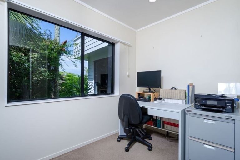 Photo of property in 7 Oakpark Place, West Harbour, Auckland, 0618