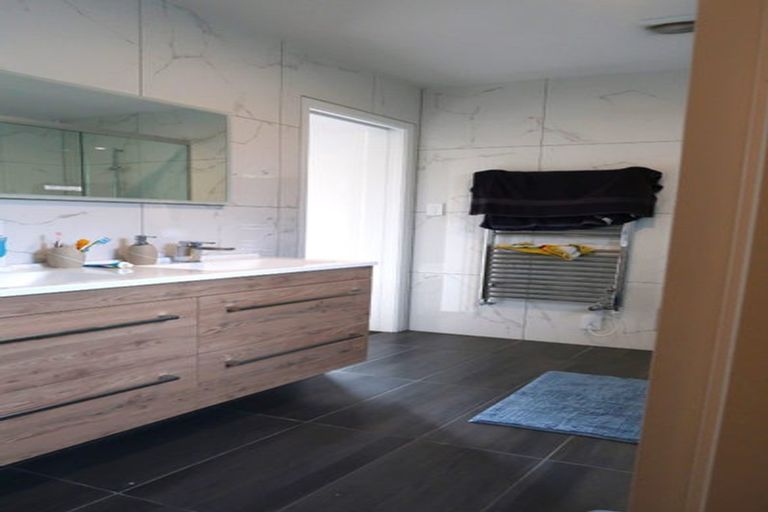 Photo of property in 11 Cromwell Point, Newlands, Wellington, 6037