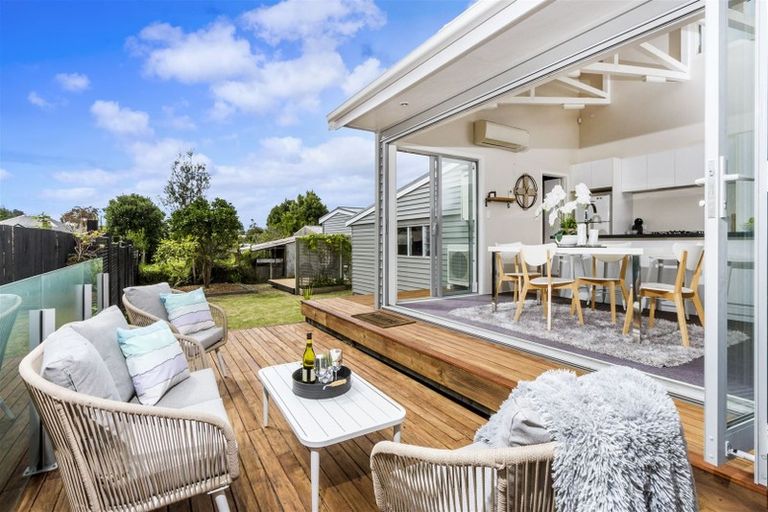Photo of property in 208 Beach Haven Road, Beach Haven, Auckland, 0626