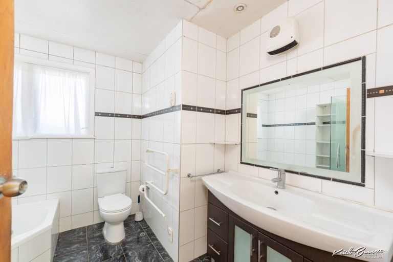 Photo of property in 51 Holyoake Crescent, Avalon, Lower Hutt, 5011