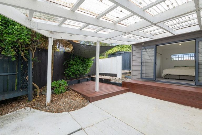 Photo of property in 2/20 Tawavale Crescent, Totara Vale, Auckland, 0629