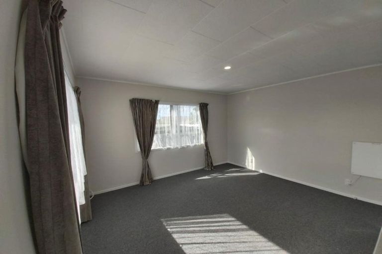 Photo of property in 2/5 Pureora Place, Clendon Park, Auckland, 2103