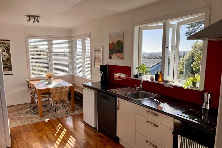 Photo of property in 28 Roland Hill, Glen Eden, Auckland, 0602