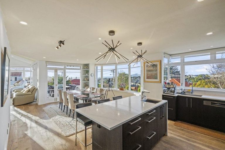 Photo of property in 27 Palmer Crescent, Mission Bay, Auckland, 1071