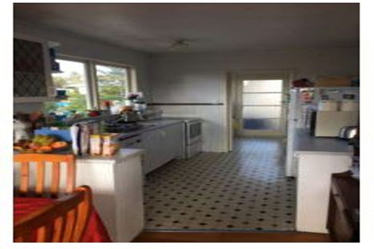 Photo of property in 11 Aplin Place, Birkdale, Auckland, 0626
