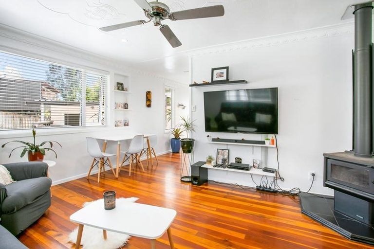 Photo of property in 23a Woodglen Road, Glen Eden, Auckland, 0602