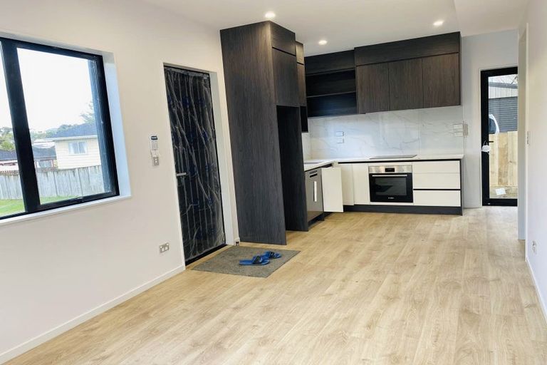 Photo of property in 5/16 Buisson Glade, West Harbour, Auckland, 0618