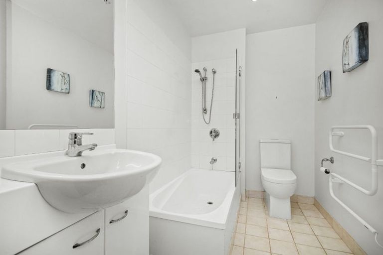 Photo of property in 4e/5 Kent Terrace, Mount Victoria, Wellington, 6011