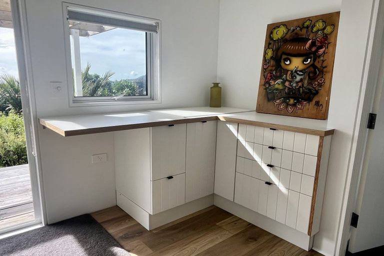 Photo of property in 15 Piha Road, Piha, New Lynn, 0772