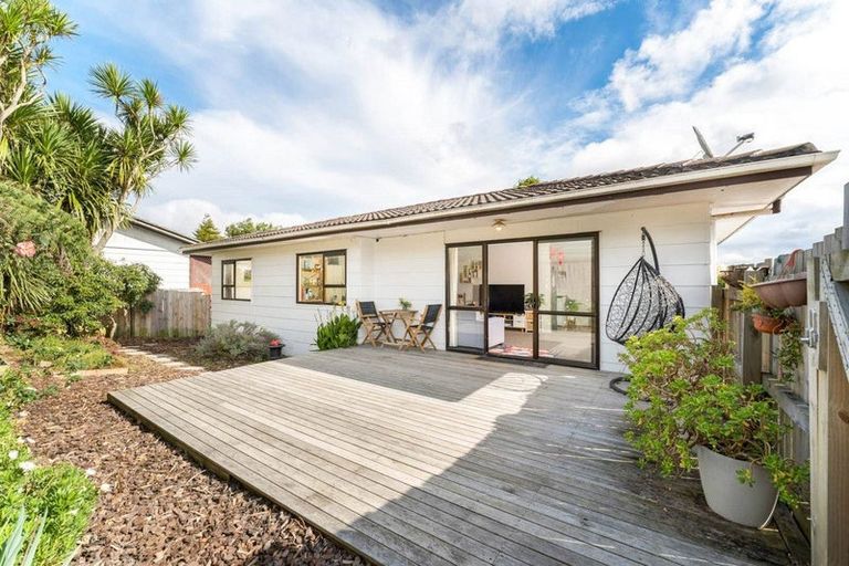 Photo of property in 2/12 Benchmark Drive, Massey, Auckland, 0614