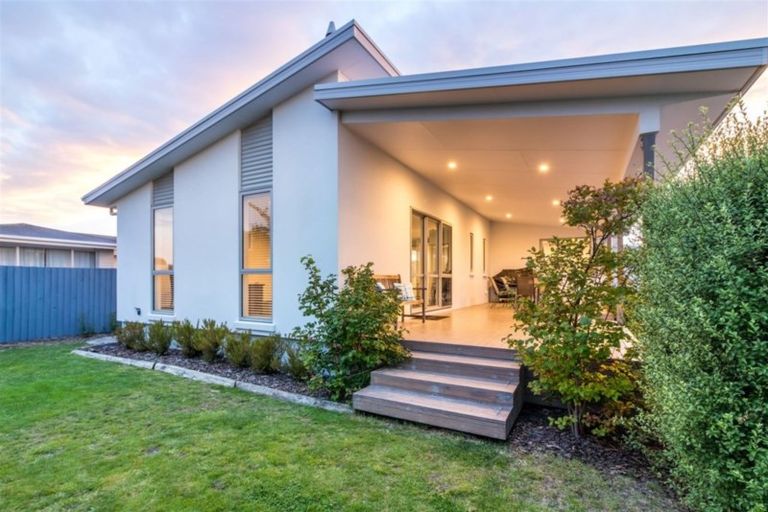 Photo of property in 17 Royal Park Drive, Parklands, Christchurch, 8083