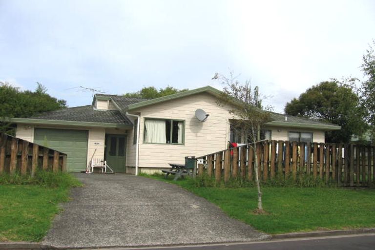 Photo of property in 2 Kahikatea Place, Ranui, Auckland, 0612