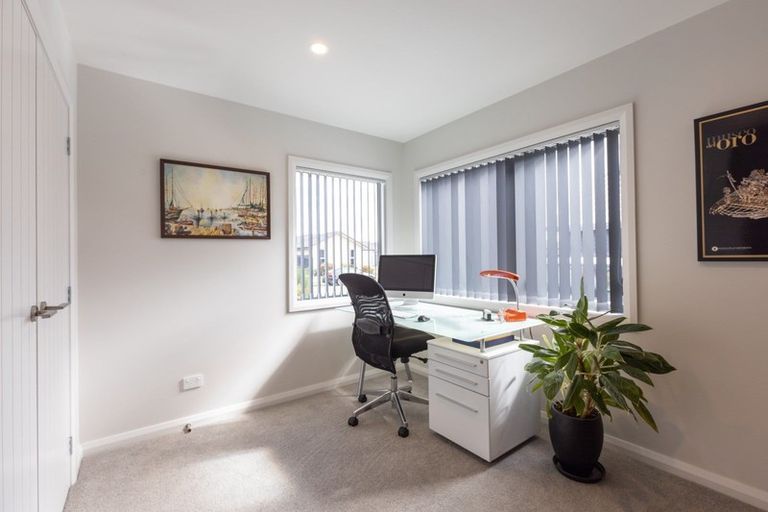 Photo of property in 8 Mediterranean Grove, Fitzherbert, Palmerston North, 4410