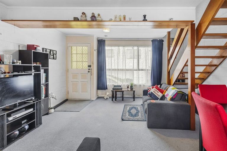 Photo of property in 2/29 Main Road, Tawa, Wellington, 5028