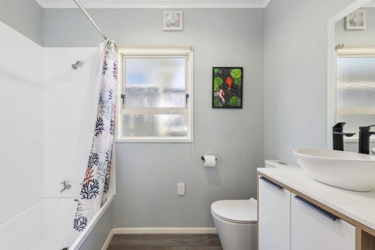 Photo of property in 2 Corlett Road, Plimmerton, Porirua, 5026