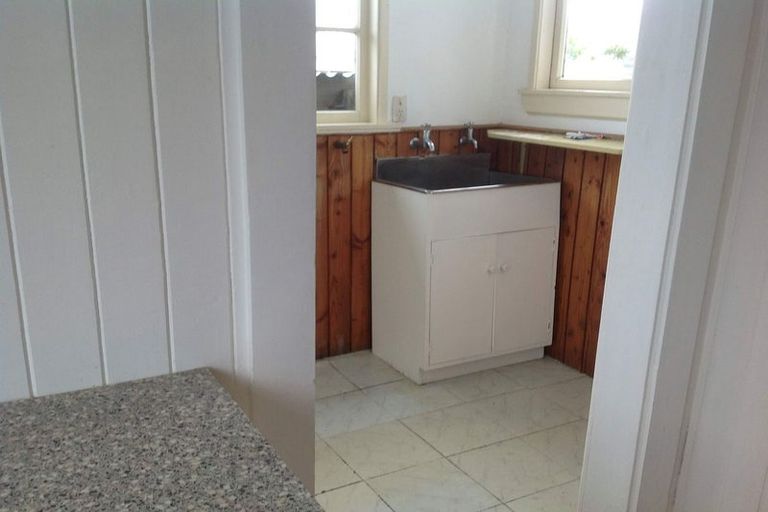 Photo of property in 4 Fairfax Avenue, Northcote, Auckland, 0627