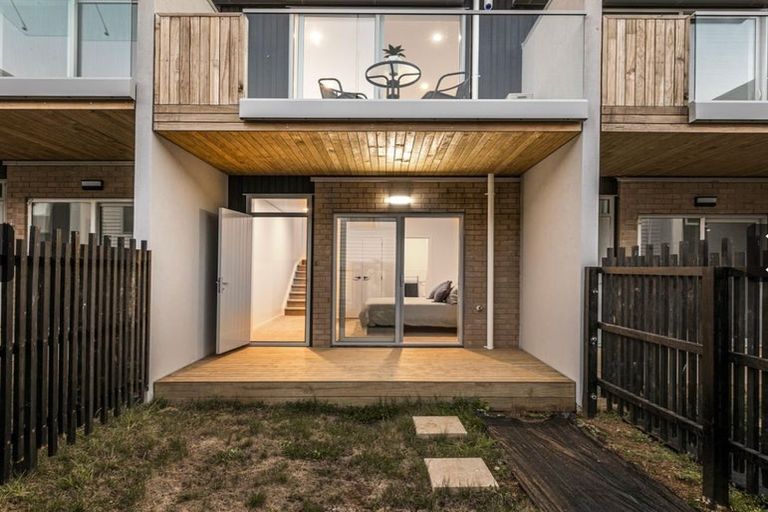 Photo of property in 17 Wharetana Crescent, New Lynn, Auckland, 0600