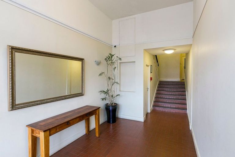 Photo of property in Endeavour Apartments, 18/125 Thorndon Quay, Pipitea, Wellington, 6011