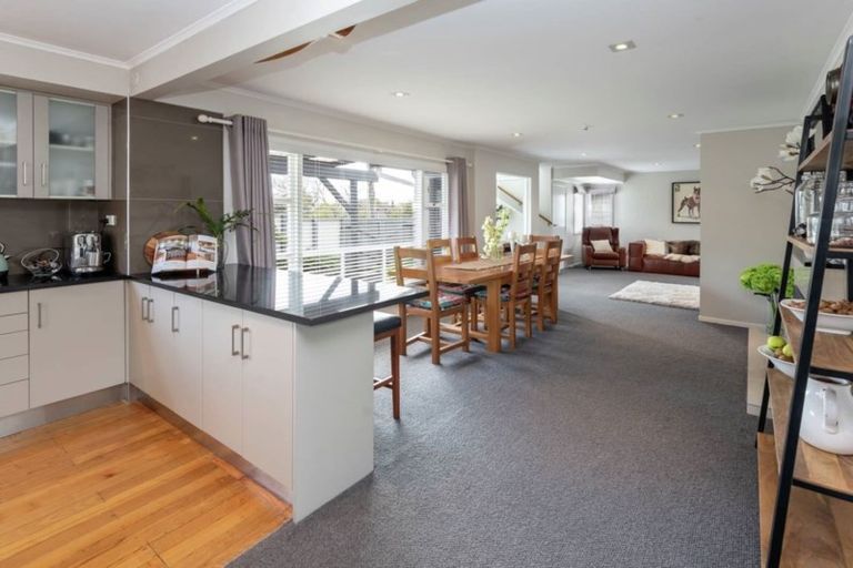 Photo of property in 19 Beach Road, Mellons Bay, Auckland, 2014