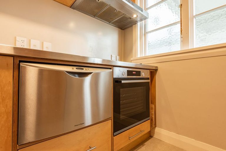 Photo of property in Ionian Flats, 123-125 Brougham Street, Mount Victoria, Wellington, 6011