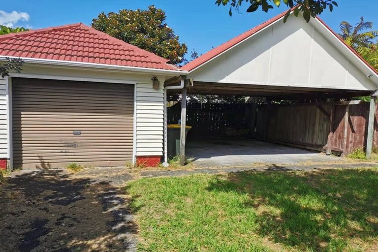 Photo of property in 5 Yeovil Road, Te Atatu Peninsula, Auckland, 0610