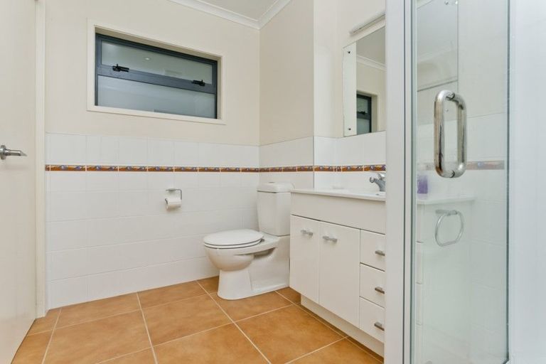 Photo of property in 1a Lake Road, Northcote, Auckland, 0627