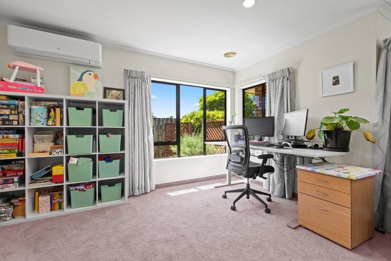 Photo of property in 6 Runanga Grove, Waikanae, 5036