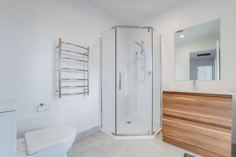 Photo of property in 2/11 Paramu Avenue, Birkdale, Auckland, 0626