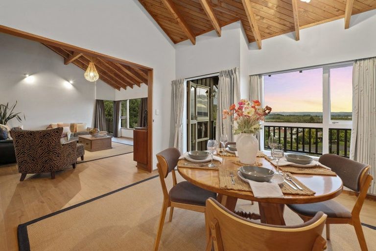 Photo of property in 11 Rika Place, Kawaha Point, Rotorua, 3010