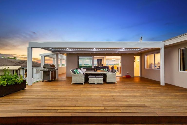 Photo of property in 22 Ballini Rise, West Harbour, Auckland, 0618