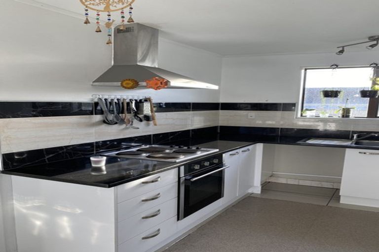 Photo of property in 2/11 Etherton Drive, Weymouth, Auckland, 2103