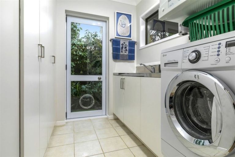 Photo of property in 17 Opanuku Road, Henderson Valley, Auckland, 0612