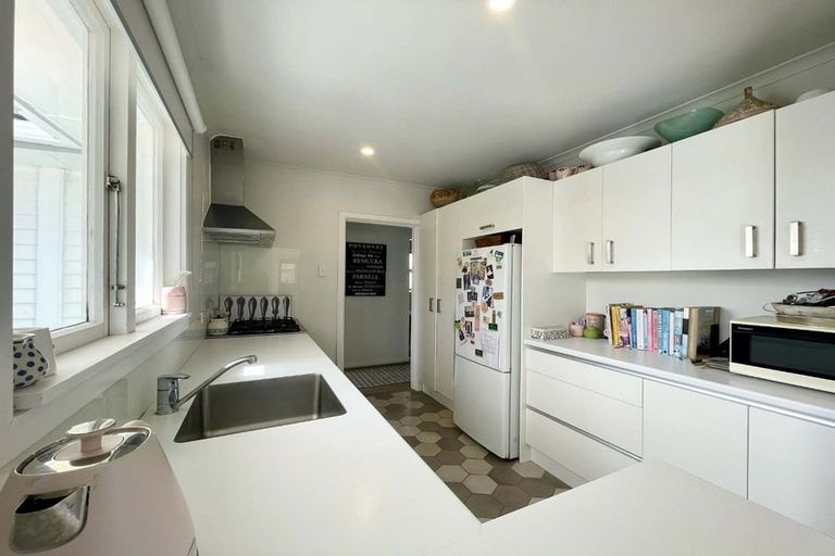 Photo of property in 57 Paynters Avenue, Strandon, New Plymouth, 4312