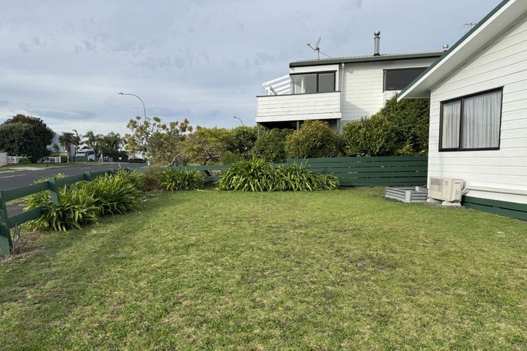 Photo of property in 1 Stella Drive, Clarks Beach, 2122