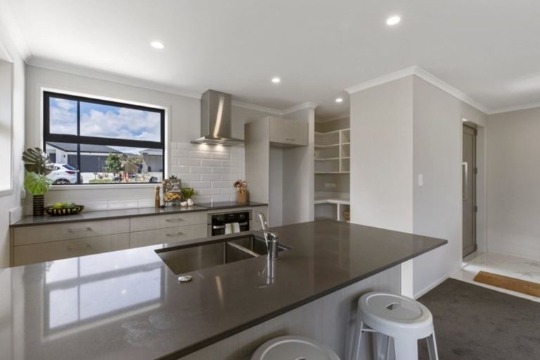 Photo of property in 34 Twin Parks Rise, Papakura, 2110