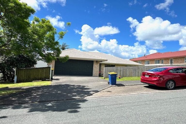 Photo of property in 17 Semillon Avenue, Henderson, Auckland, 0612