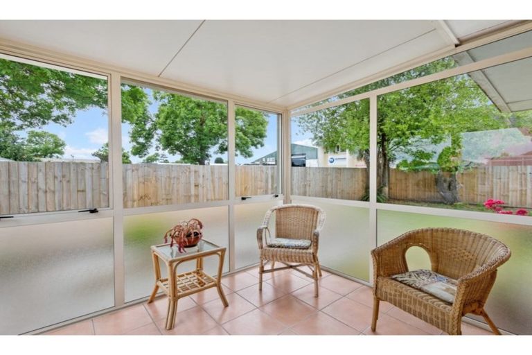 Photo of property in 2/120a Wainoni Road, Avondale, Christchurch, 8061