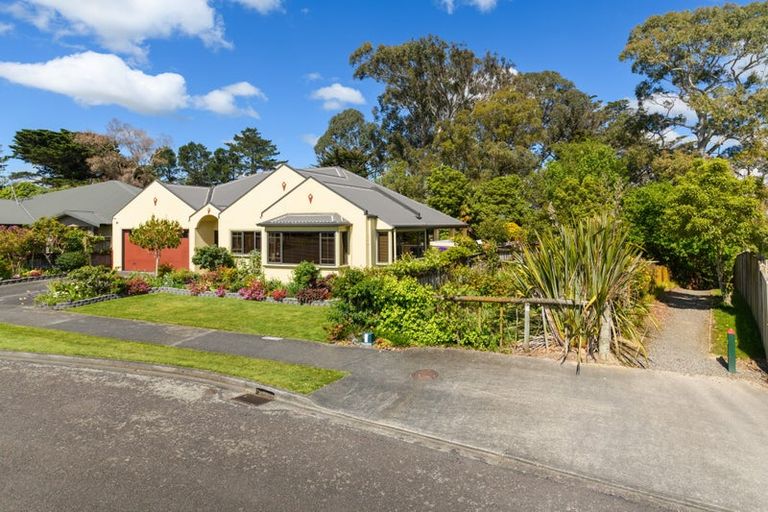 Photo of property in 11 La Lena Grove, Fitzherbert, Palmerston North, 4410