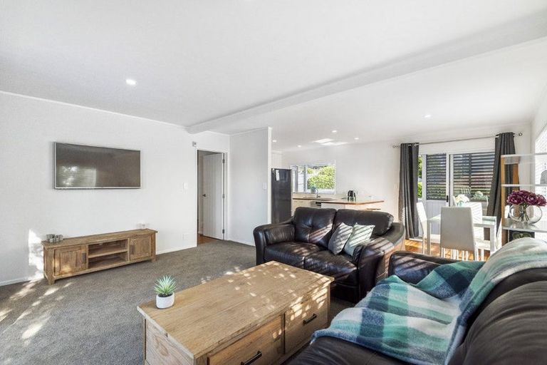Photo of property in 1/18 Altair Place, Windsor Park, Auckland, 0632