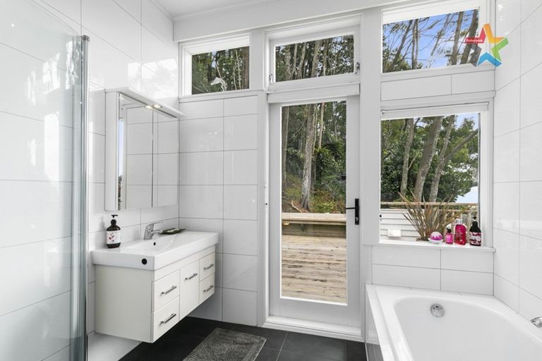 Photo of property in 1 Huia Road, Days Bay, Lower Hutt, 5013