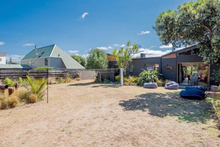 Photo of property in 86 Field Way, Waikanae Beach, Waikanae, 5036