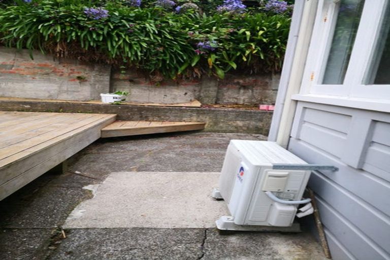 Photo of property in 6 Rixon Grove, Mount Victoria, Wellington, 6011