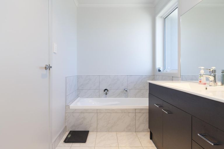 Photo of property in 18b Galea Grove, Kelvin Grove, Palmerston North, 4414