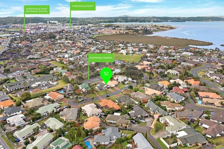 Photo of property in 32 Connemara Court, West Harbour, Auckland, 0618
