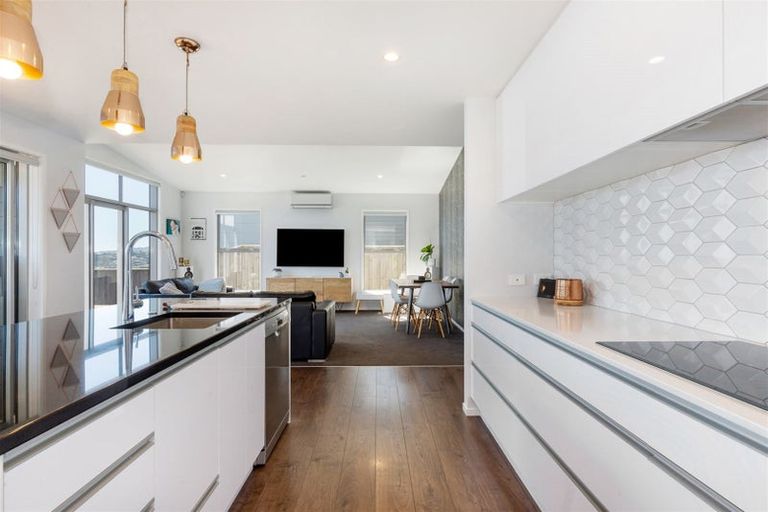 Photo of property in 78 Queen Charlotte Drive, Aotea, Porirua, 5024