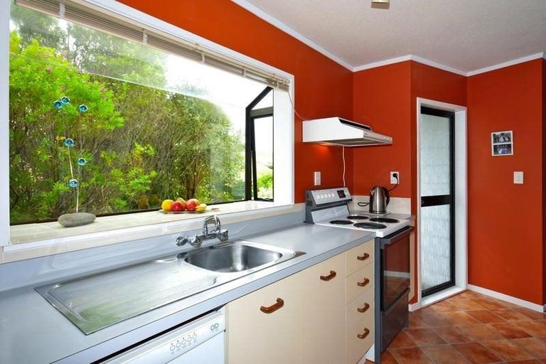 Photo of property in 1/52 Guadeloupe Crescent, Grenada Village, Wellington, 6037