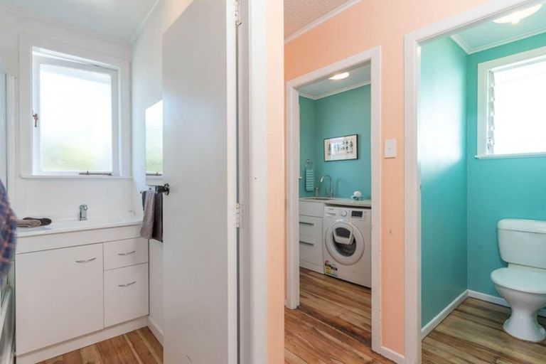 Photo of property in 15 Kelwyn Road, Kelston, Auckland, 0602