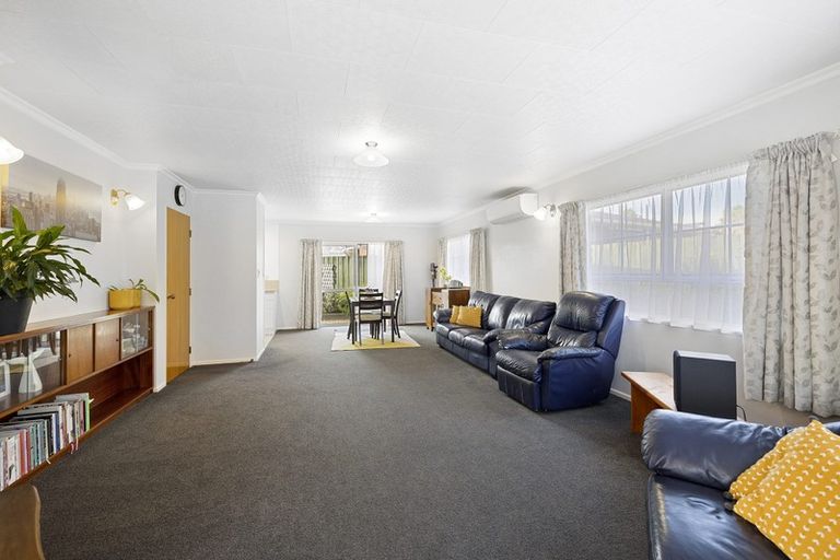 Photo of property in 2/230 Huatoki Street, Upper Vogeltown, New Plymouth, 4310