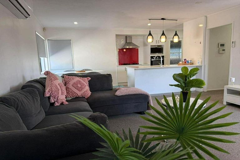 Photo of property in 2/224 Massey Road, Mangere East, Auckland, 2024
